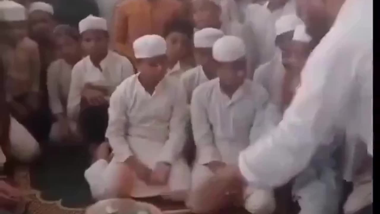 #Pakistan Pakistani teacher smashes students' smartphones in front of them⚠️☝️