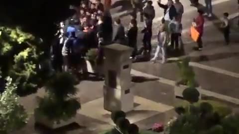 "Allah Akbar! Allah Akbar!". Urlano gli immigrati in piazza a Monfalcone.