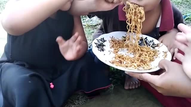 Boys eat instant noodles between hungry or hooked?