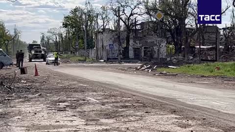 Odvoz nacistů z pluku Azov ruskou armádou z oceláren Azovstal