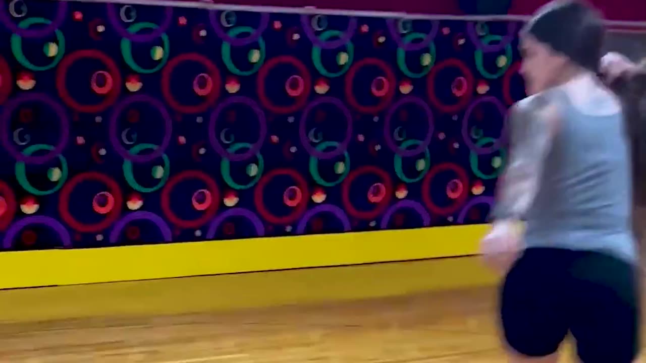 People Are Awesome - Woman Lies Down While Roller Skating ｜ People Are ..