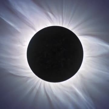 What does a total solar eclipse really look like? ☀️