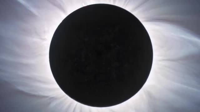 What does a total solar eclipse really look like? ☀️