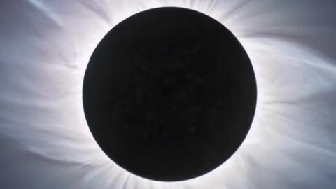 What does a total solar eclipse really look like? ☀️