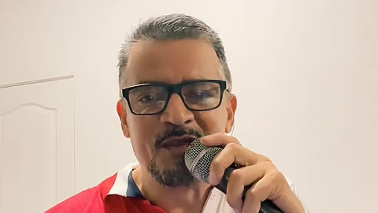 Dr Fredy Portillo en Tiktok en noche de Karaoke