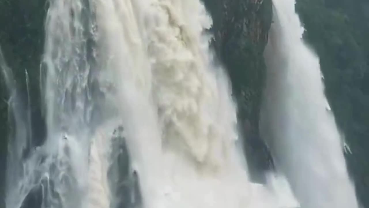 Witness the Majesty: Jog Falls, India's Niagara! 🌊🇮🇳👀📸✨🍃