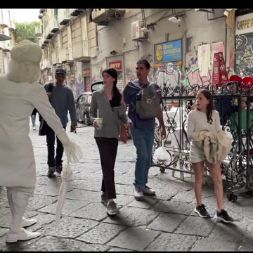 She was enjoying the view 😂💃😂 Statue Prank