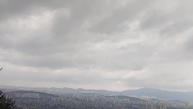 A cloudy sky just before it rains