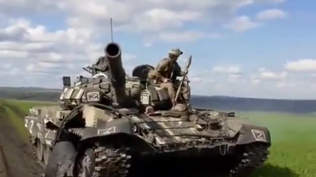 Ukrainian soldiers picked up an abandoned T-72B