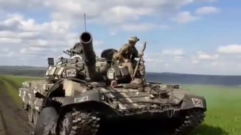 Ukrainian soldiers picked up an abandoned T-72B