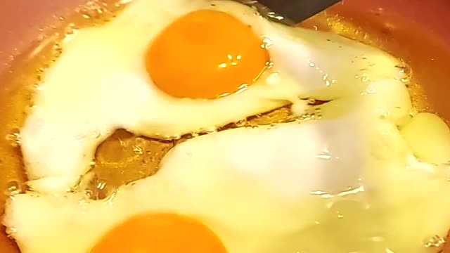 The best fried eggs you can try, easy and economical recipe of eggs.