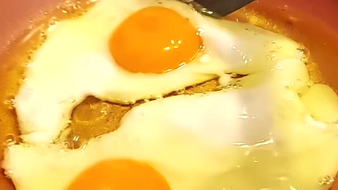 The best fried eggs you can try, easy and economical recipe of eggs.