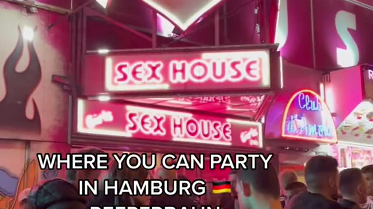 📍Reeperbahn is where the nightlife is 😃