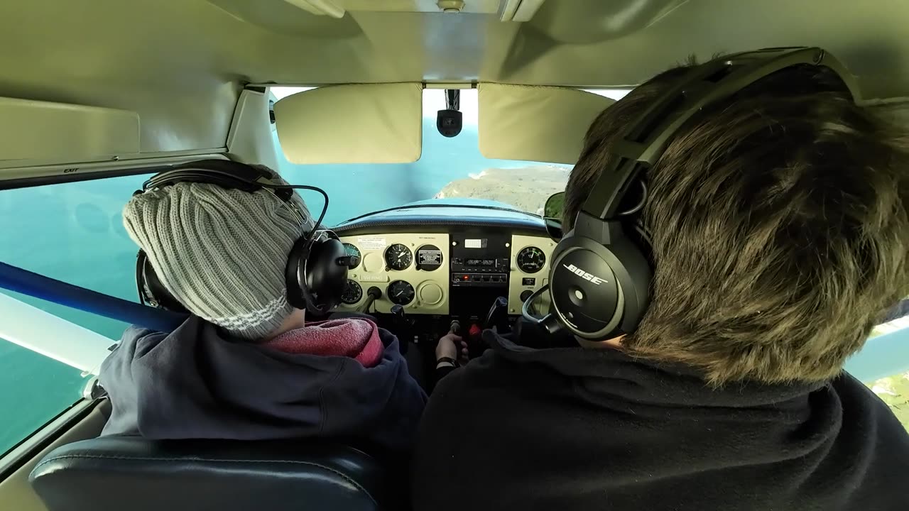 Beach fly by. Cessna 152.