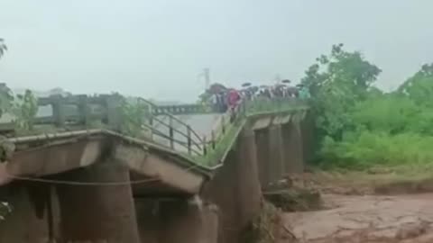 The bridge collapsed due to the flow of water😱😱😱😱