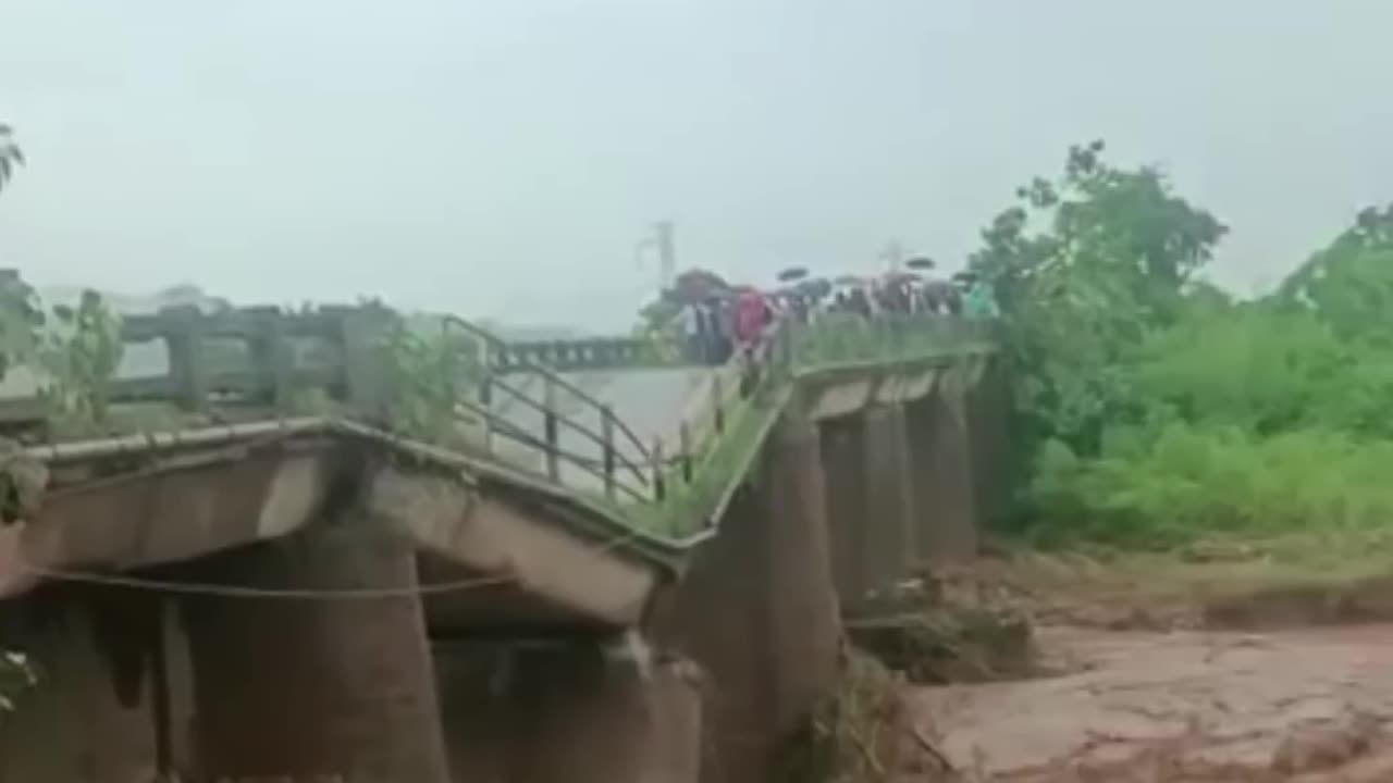 The bridge collapsed due to the flow of water😱😱😱😱