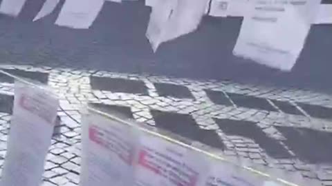 Φωτογραφίες με νεκρούς από το εμβόλιο κρεμασμένες στην κεντρική πλατεία της Βόννης στη Γερμανία