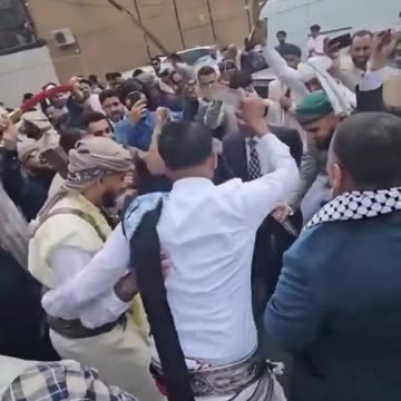 Nel frattempo a Birmingham UK, i cittadini inglesi, festeggiano così.