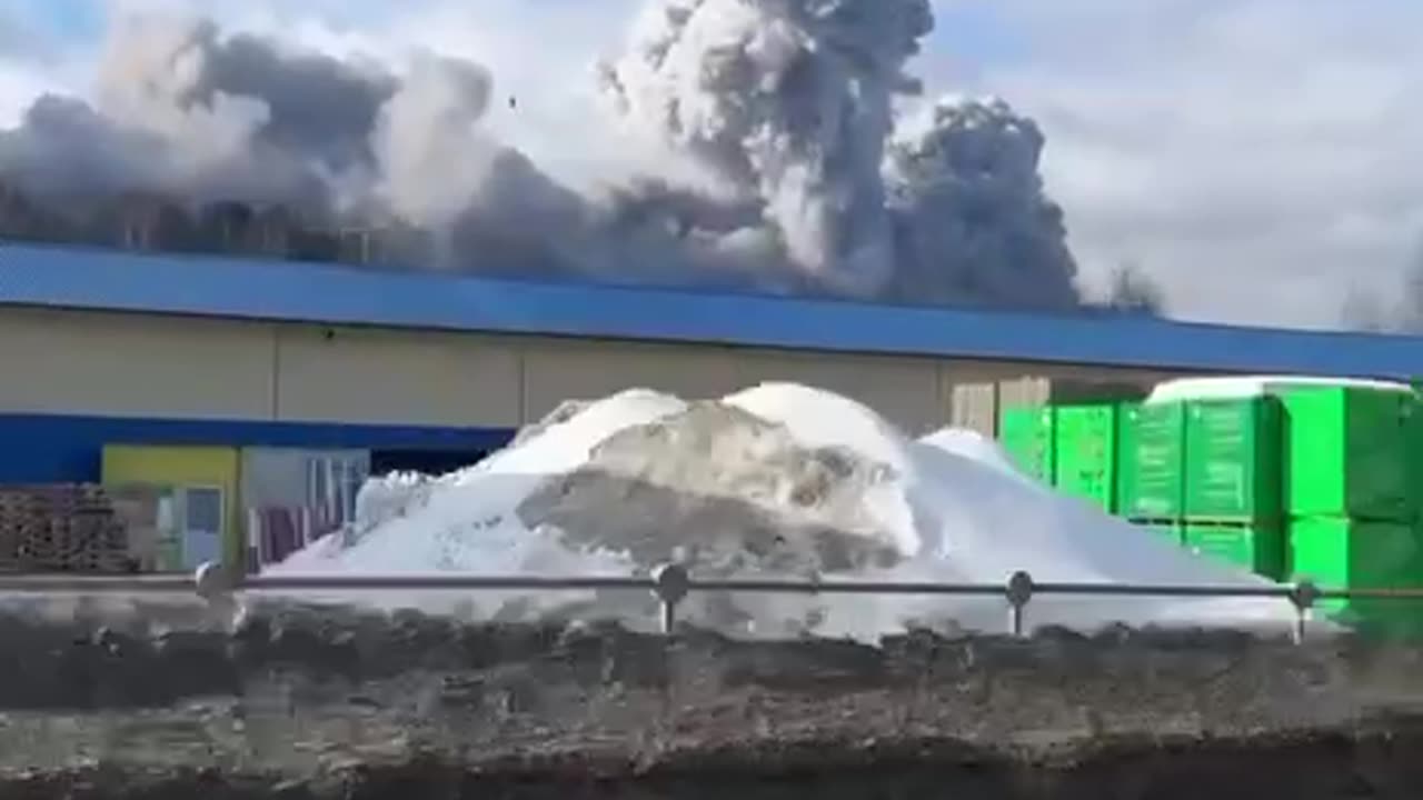 🔥👀 Russians writes that a warehouse with construction materials is on fire in