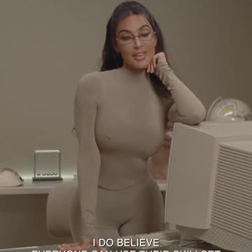 Kim Kardashian präsentiert Harte-Nippel-Imitat am BH
