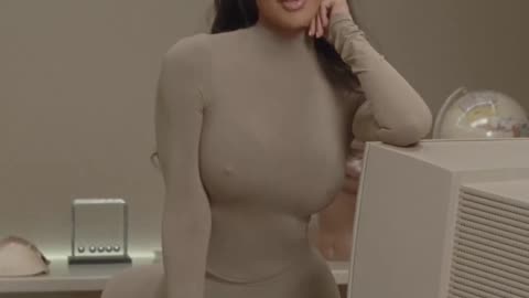 Kim Kardashian präsentiert Harte-Nippel-Imitat am BH