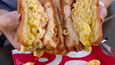 Chick-fil-A hack, Chicken sandwich with Mac n’ Cheese. You been eating it all wrong .