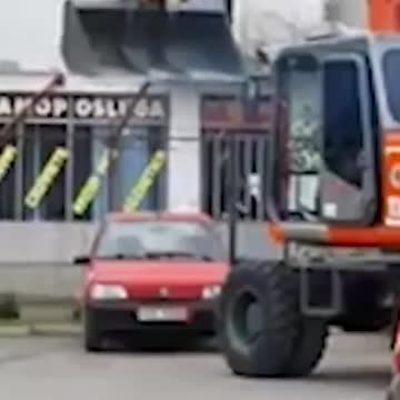 Italian Job: Digger Driver Flattens Enemys Car