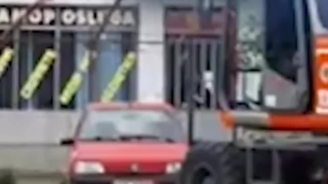 Italian Job: Digger Driver Flattens Enemys Car