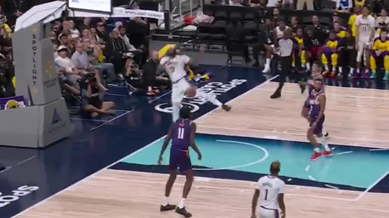 NBA - Bron and AD connect on the lob from halfcourt 🤯