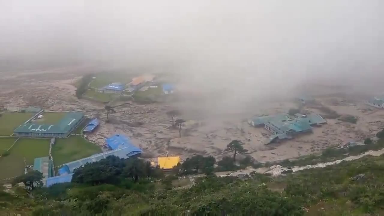 Massive flooding in Thame in the Solukhumbu district of 🇳🇵Nepal.