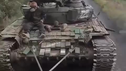 Ukrainian fighters are pulling another trophy tank !