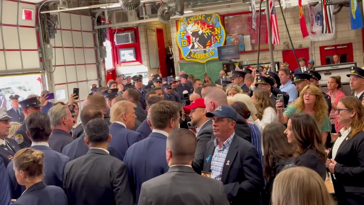 Le président Trump et le sénateur JD Vance s'arrêtent au FDNY