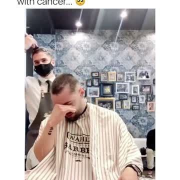 Barbar cuts his own hair for patient with cancer ☹️