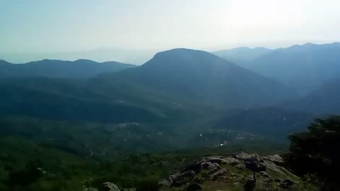 ΕΙΝΑΙ ΩΡΑΙΑ ΝΑ ΚΑΘΕΣΑΙ ΕΔΩ