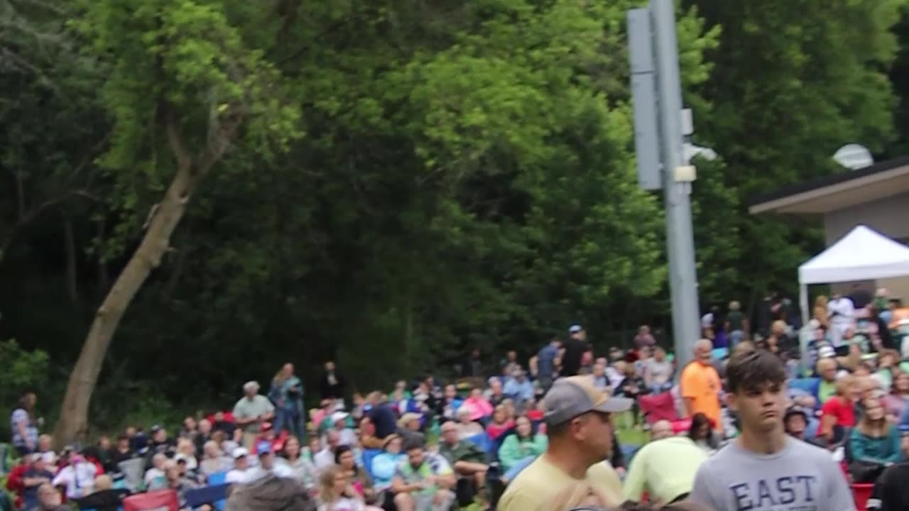 Boogie and the Yo-yoz sing The Beatles Hey Jude at Jones Park.