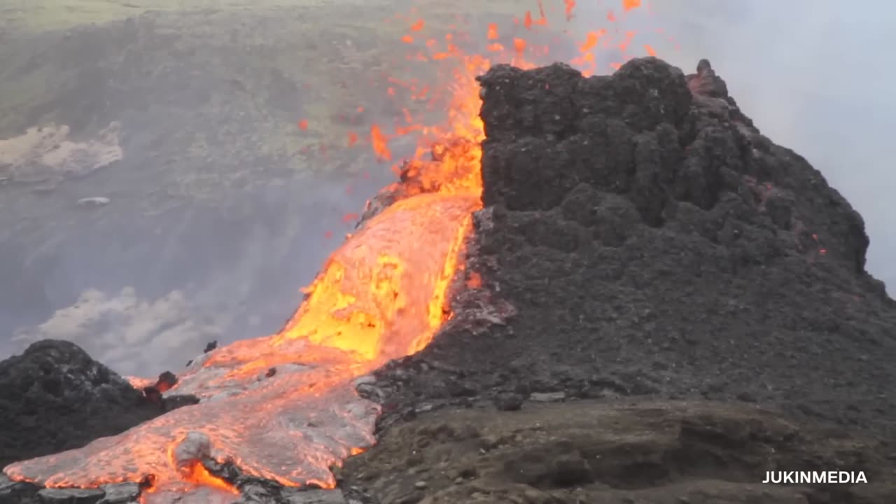 5 Stunning Volcano Eruptions Caught On Camera