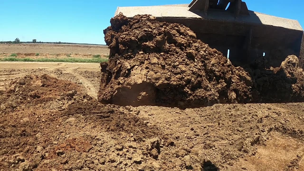 Volvo ec220 Excavator stockpiling dirt for repairs