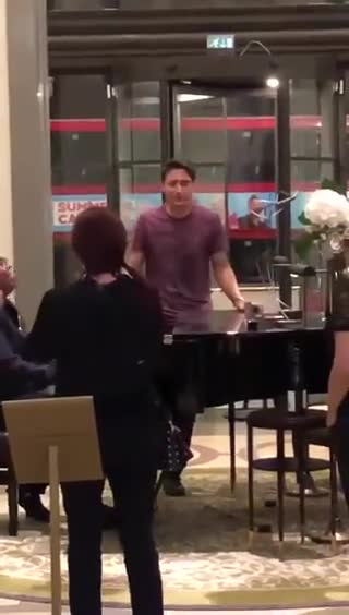 ΑΚΟΥΣΤΕ ΤΟΝ ΤΡΙΝΤΟ ΝΑ ΤΡΑΓΟΥΔΑΕΙ QUEEN.