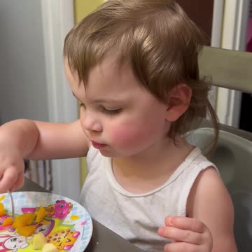 Her face while eating APPLES 🤣