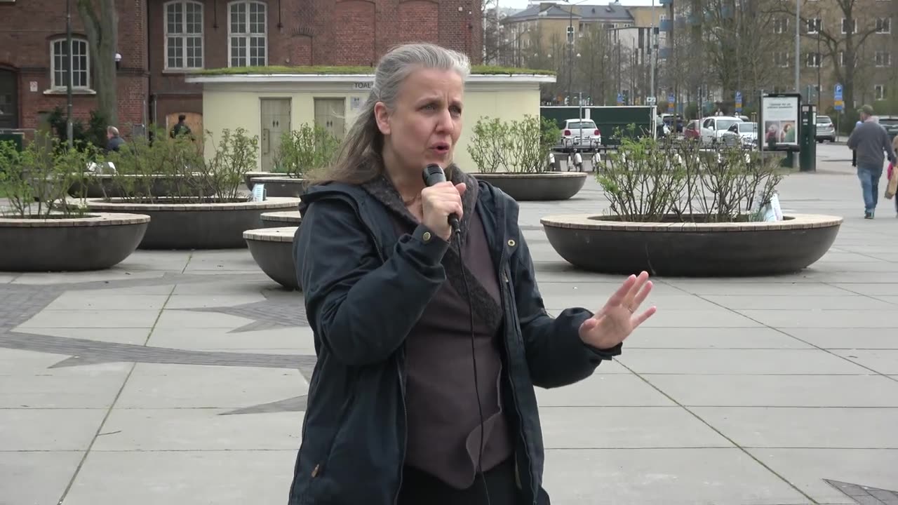 Maneka Helleberg på manifestation mot SVT i Malmö