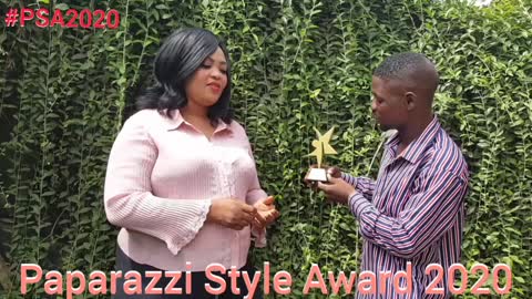 Oladele Adejumo The CEO of Paparazzi Star TV Presents Paparazzi Style Award To PinkCamelita Egba