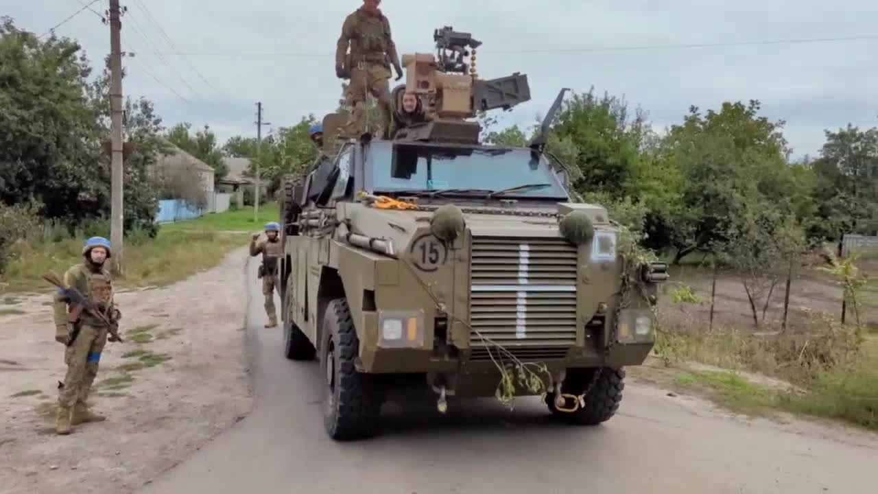 Paracaidistas de 80 dshb en vehículos blindados australianos "Bushmaster" en la aldea liberada.