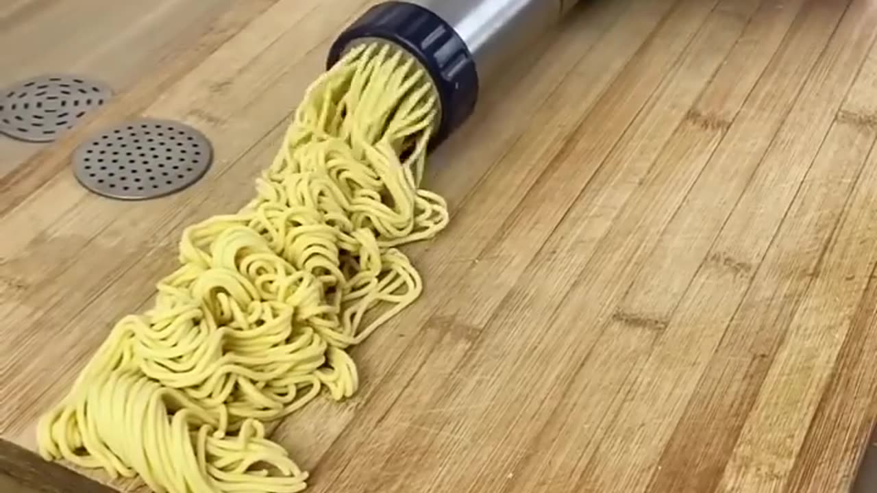 COOL GADGETS #25 - Handheld Automatic Cordless Pasta Noodle Maker - LINK IN DESCRIPTION