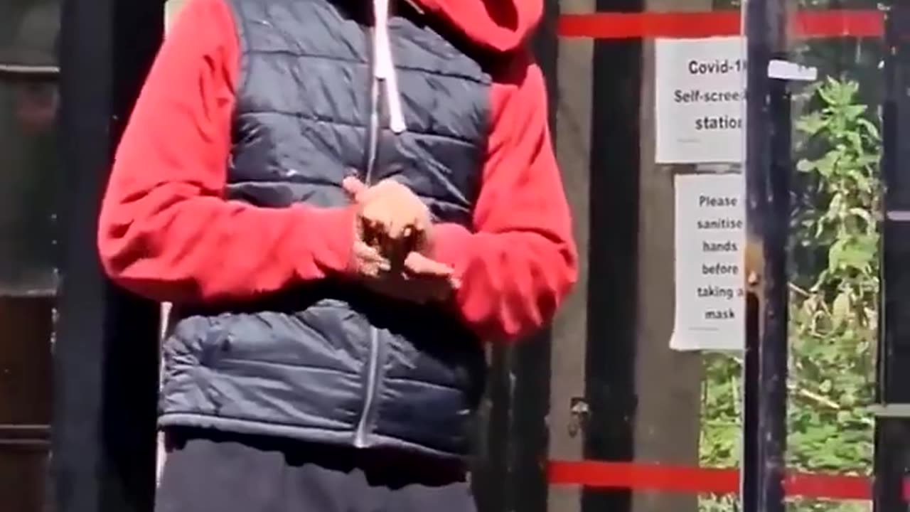 📍Ireland Aggressive “asylum seeker” wants to fight the locals from behind the