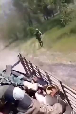 Ukrajinští nacisté prchají z Krásné Limaně kam tento týden vstoupila ruská armáda