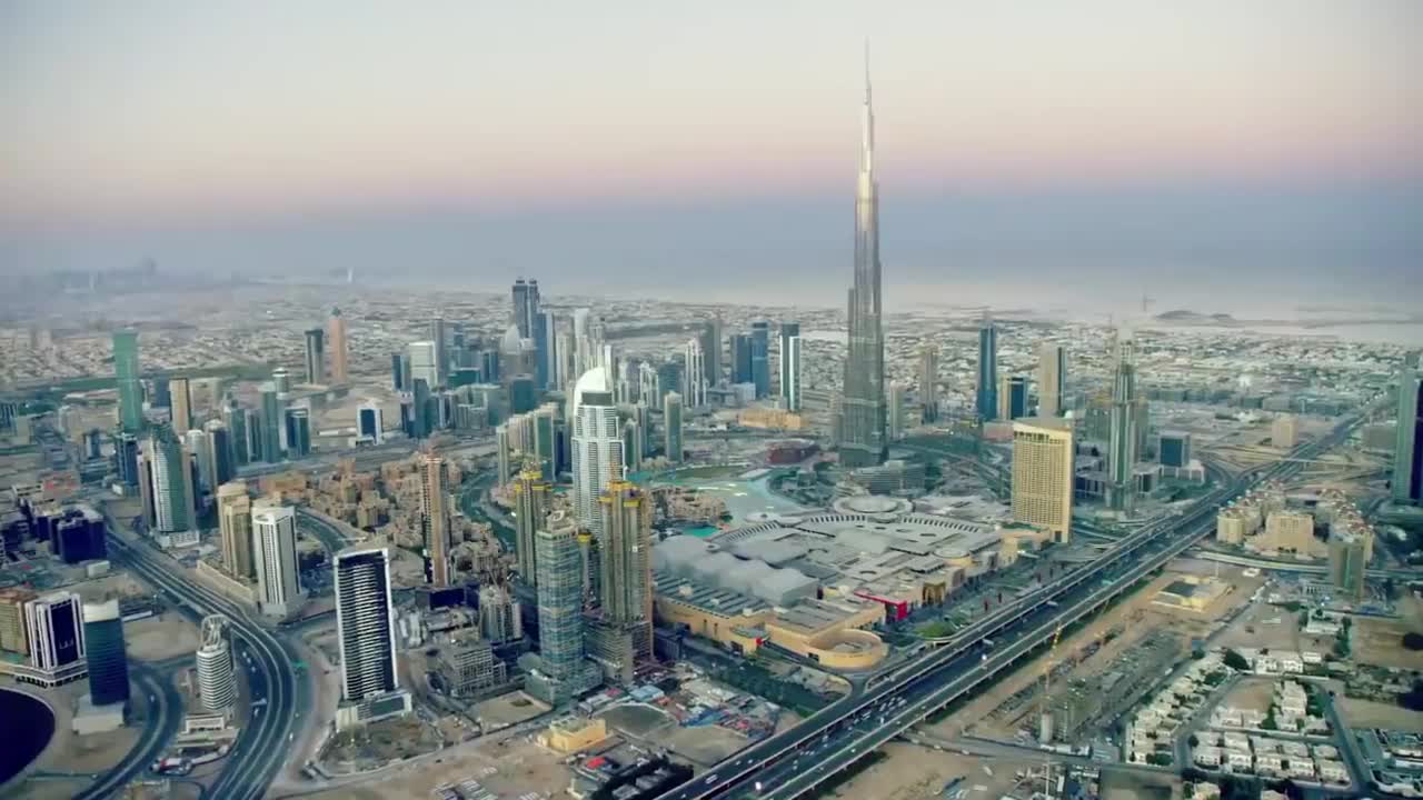 intense car race between dubai police and racer