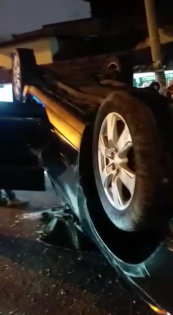 Carro volcado en la Crisanto Luque