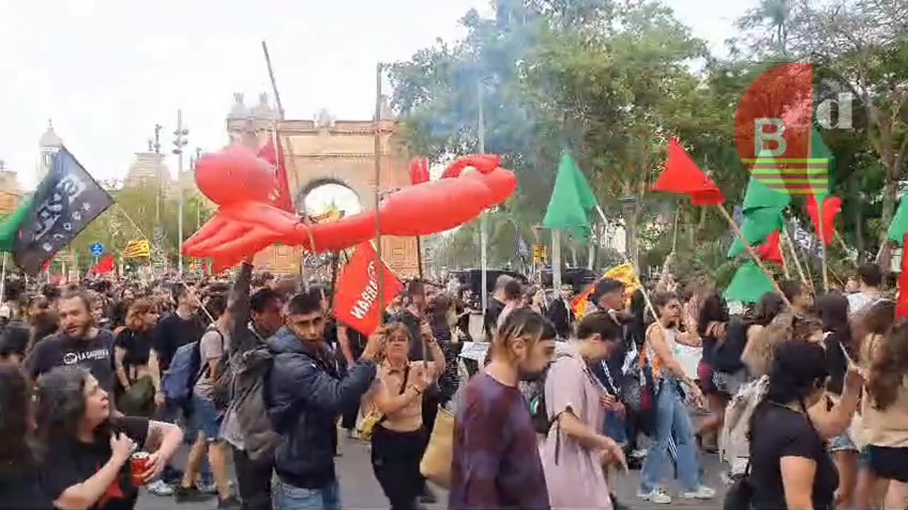 Concentración ecologista en el Arco del Triunfo contra la crisis ecosocial