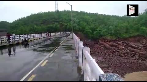 इंदिरा सागर बांध के खोले गेट,लगातार हो रही बारिश से डाउन स्ट्रीम में अलर्ट