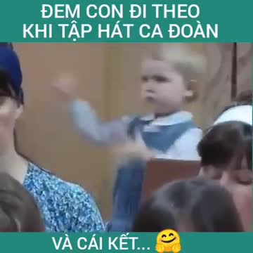 Em bé có Thần thái nhạc trưởng.